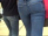 スタイル抜群なデニム爆尻美女