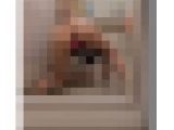 恥ずかしいガニ股ポーズでお漏らし姿を自撮りする素人